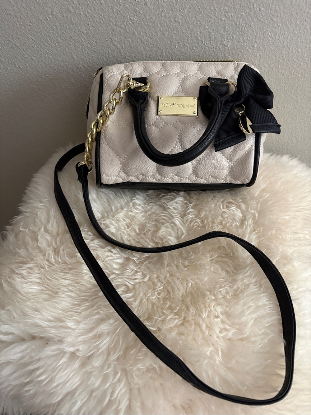 Betsey Johnson 🤍🖤 Cream and Black Quilted Crossbody Satchel with Bow Accent